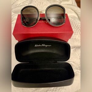 Salvatore Ferragamo Model: SF719S 001, Black and Gold Oversized Sunglasses